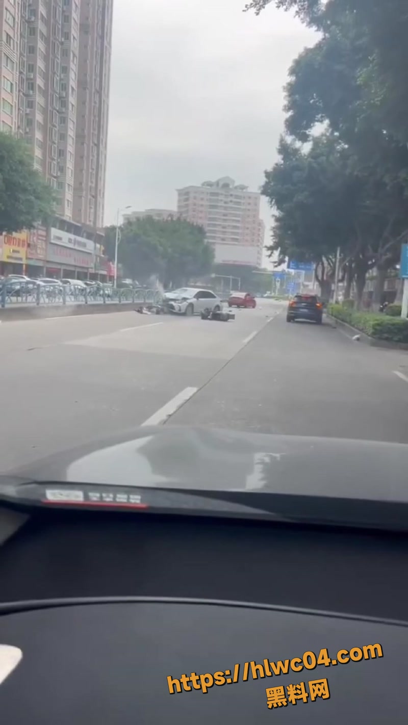 福建泉州男子驾车撞人