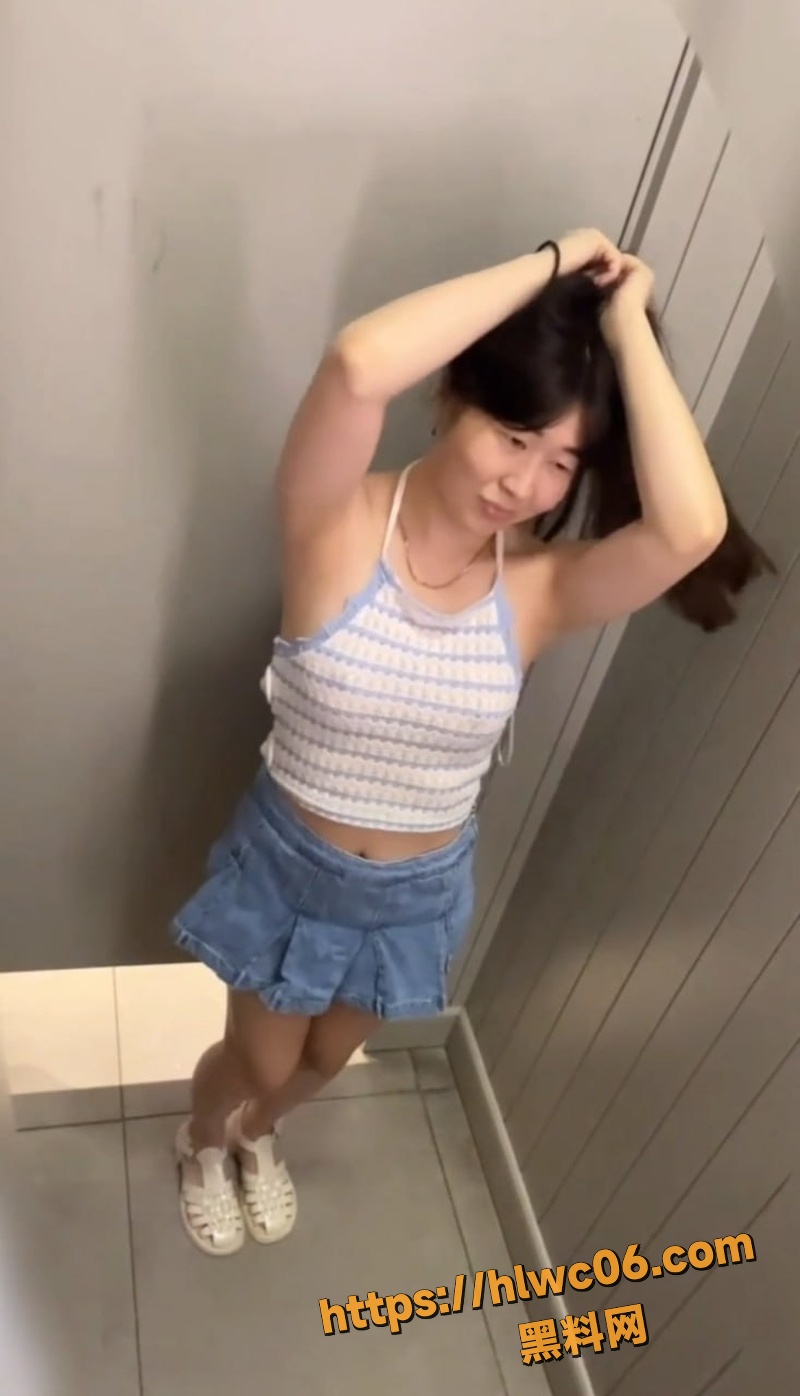最新偷拍更衣室女生换衣1