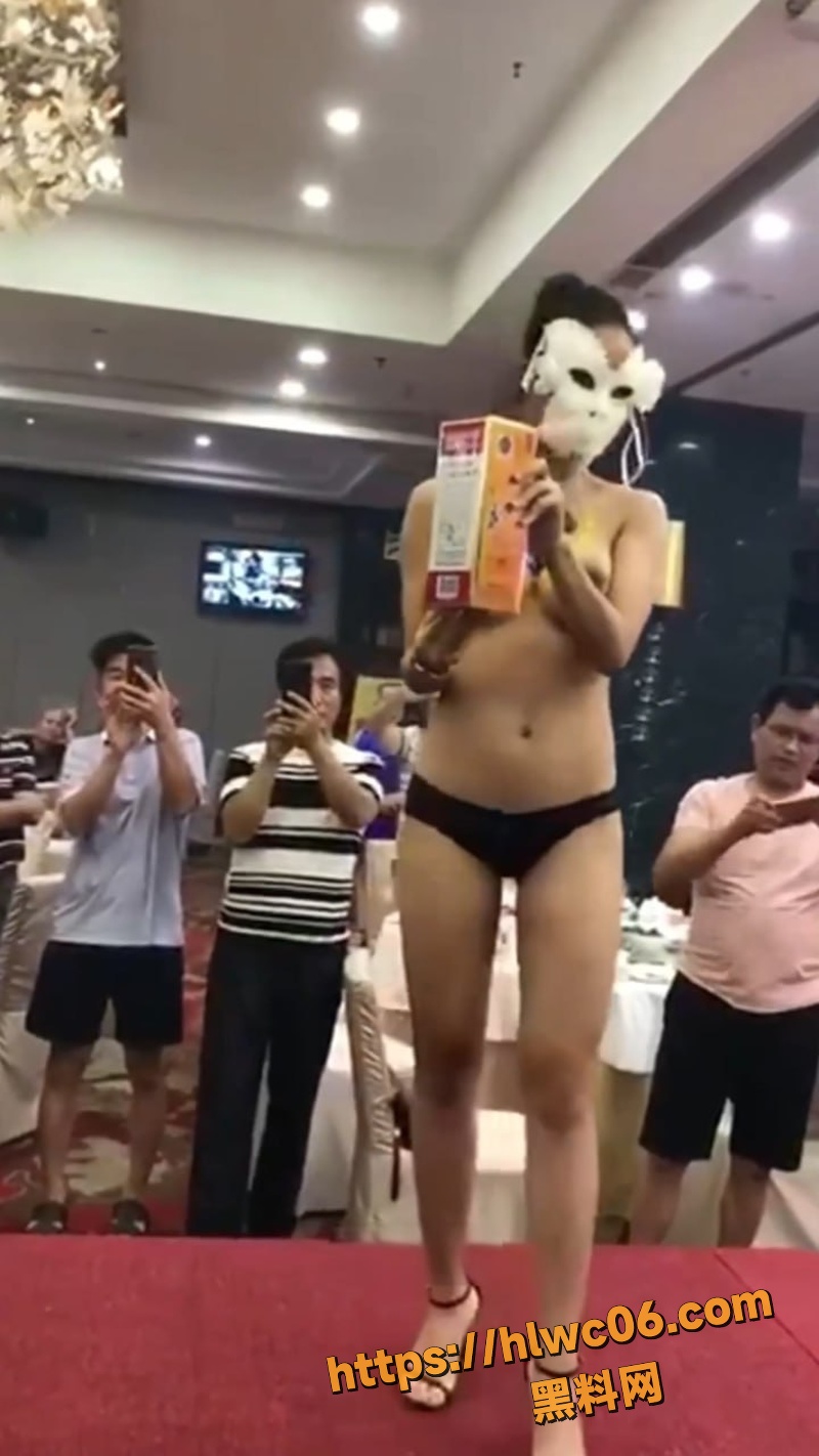 街头女子当众自慰裸奔2