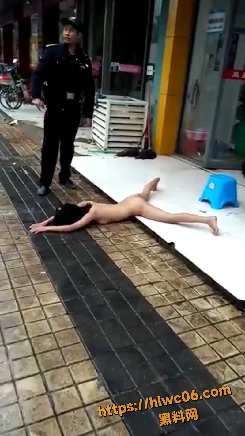街头女子当众自慰裸奔4