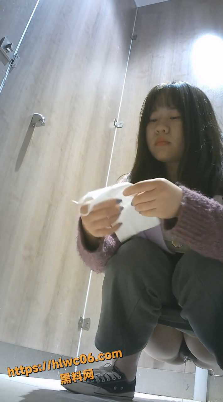 美女露脸放尿
