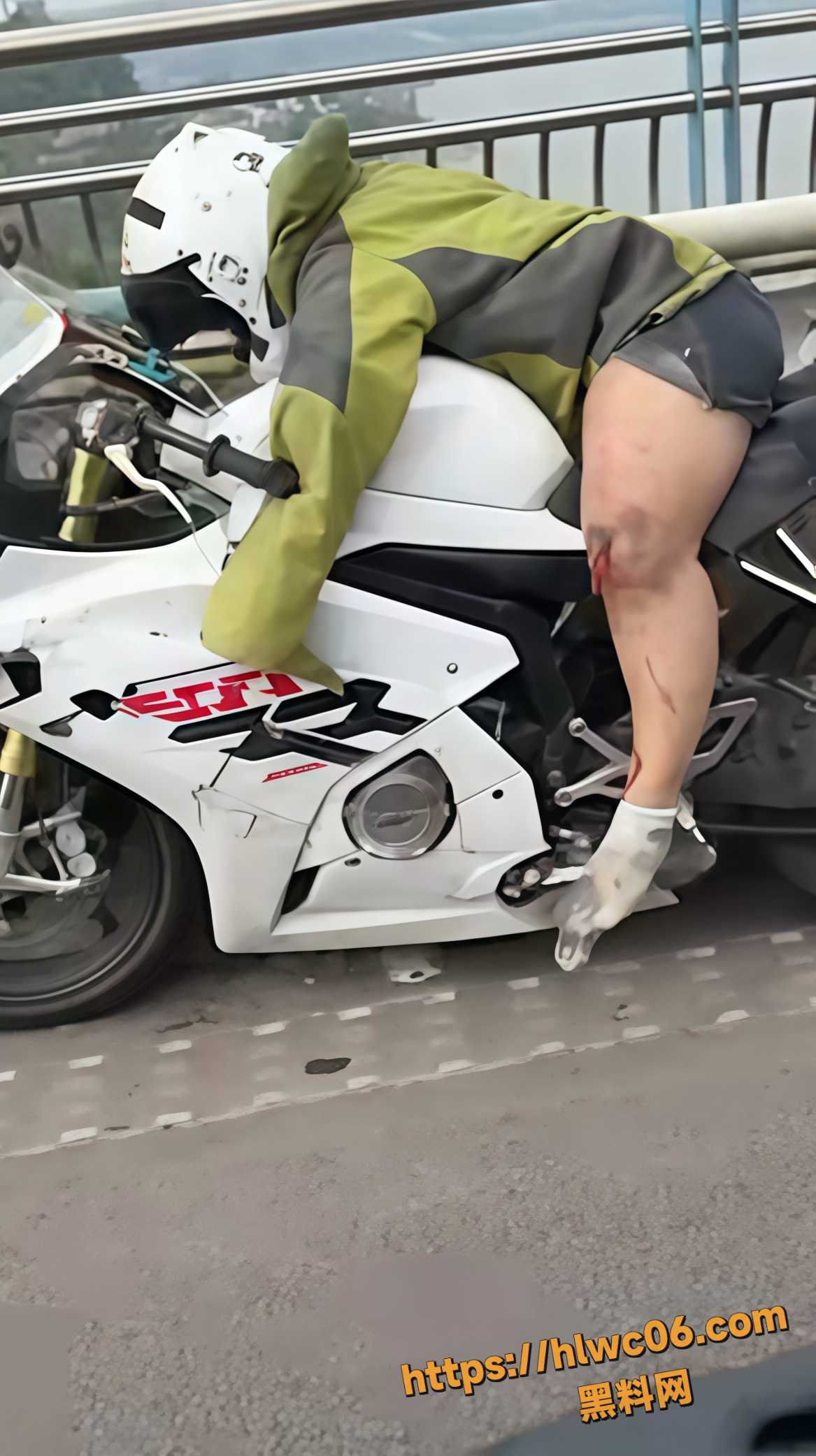 女骑高架桥摩托车事故1