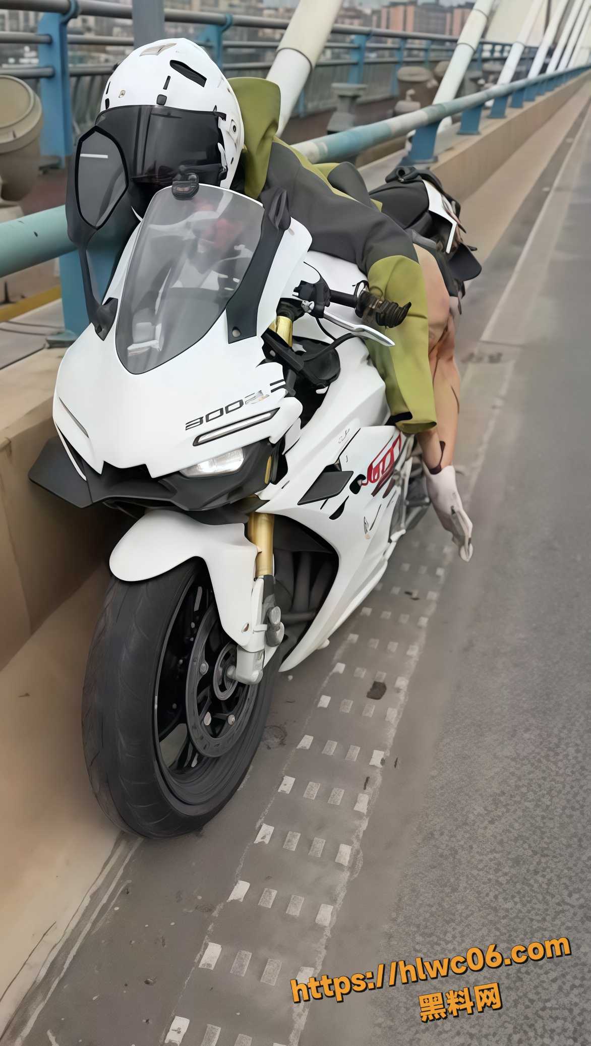 女骑高架桥摩托车事故2