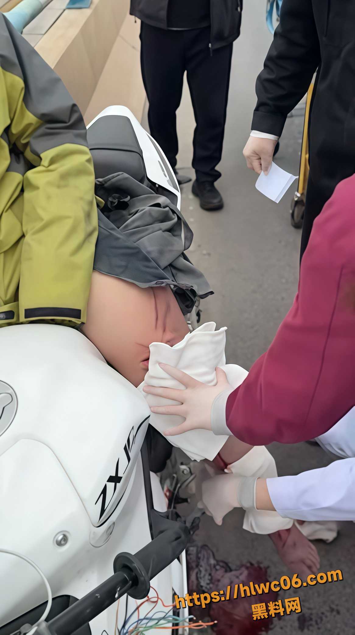 女骑高架桥摩托车事故4