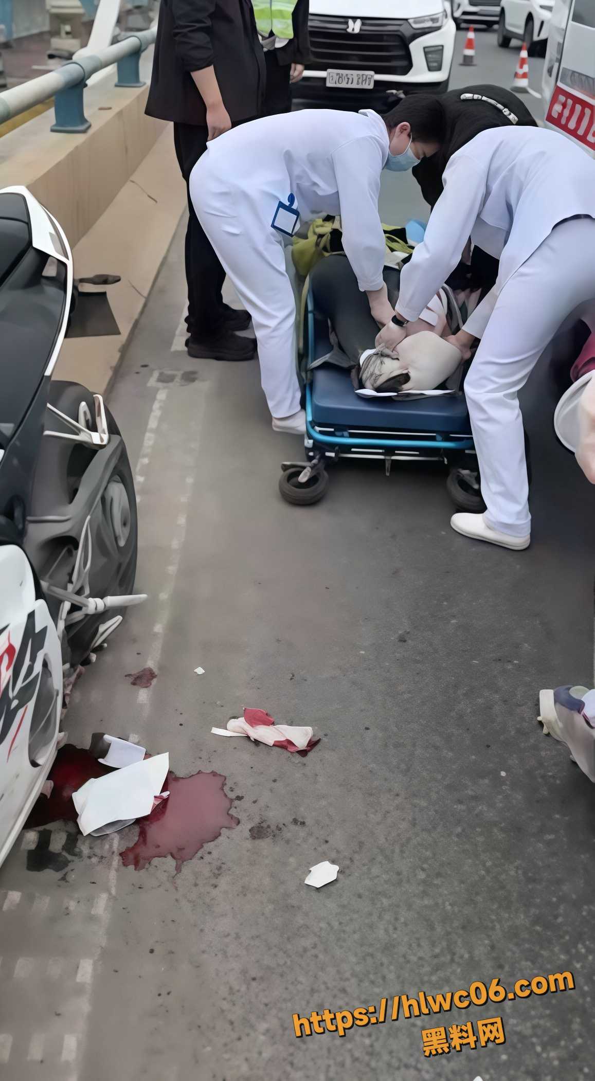 女骑高架桥摩托车事故5