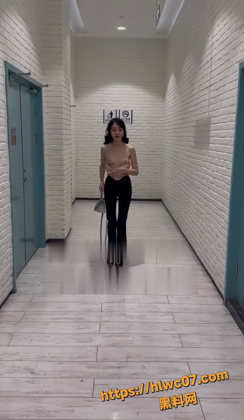 彤彤乖公共场所全裸露出wm
