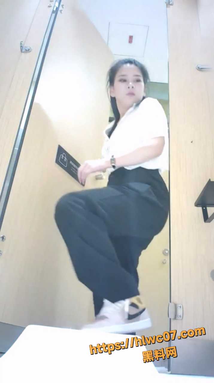 美女露脸放尿