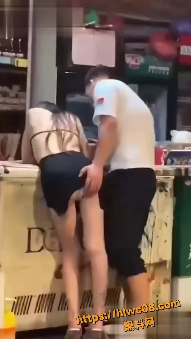 顶级反差婊街头裸奔自慰1