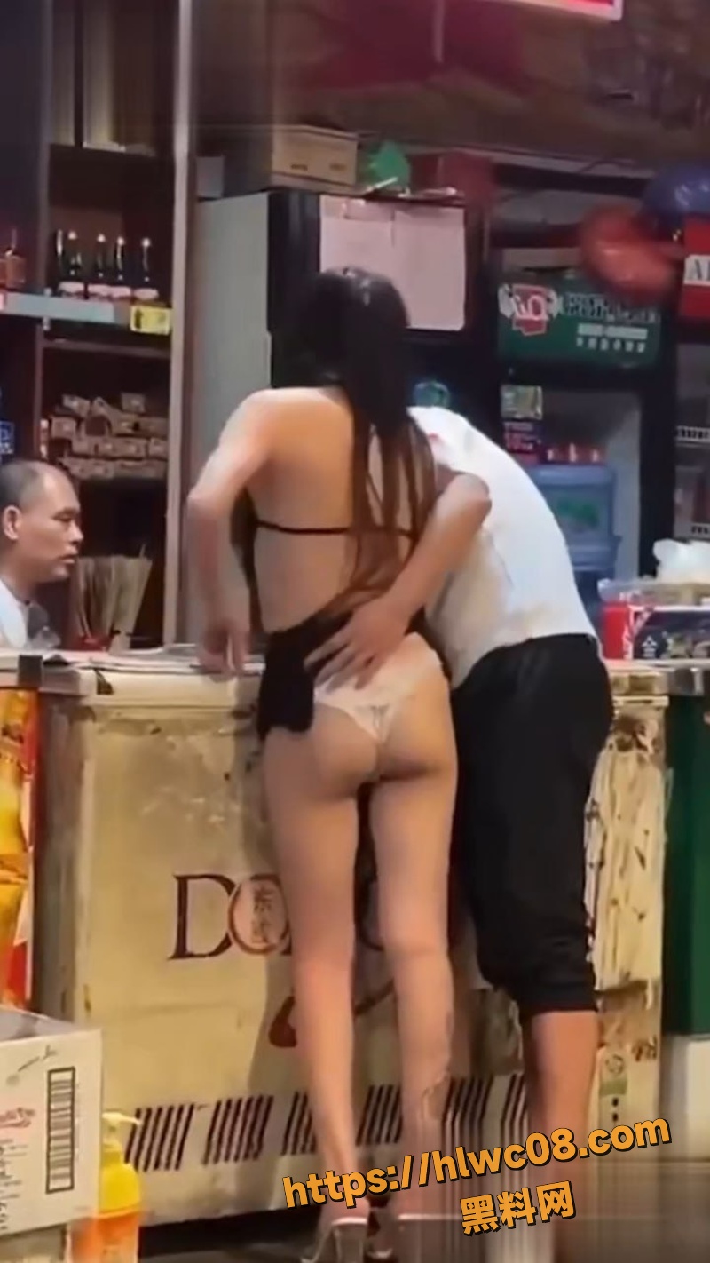 顶级反差婊街头裸奔自慰2