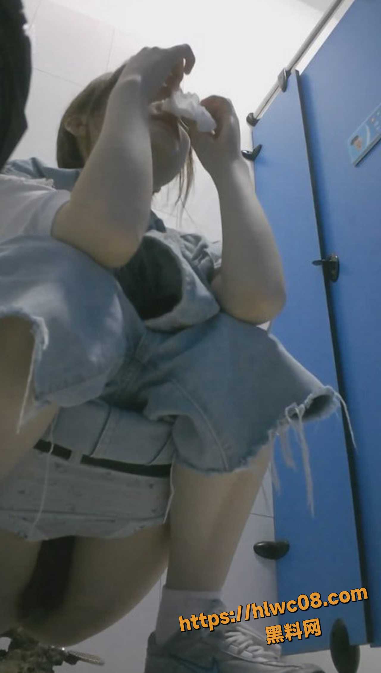 美女露脸放尿