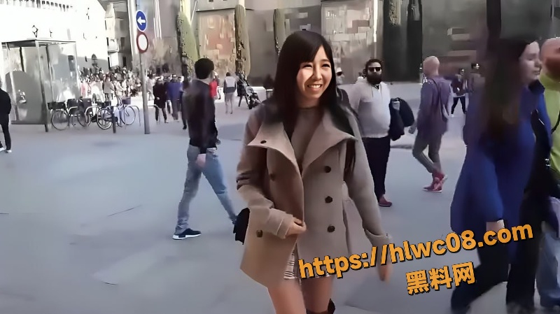 反差网红欧洲街头全裸大胆露出1