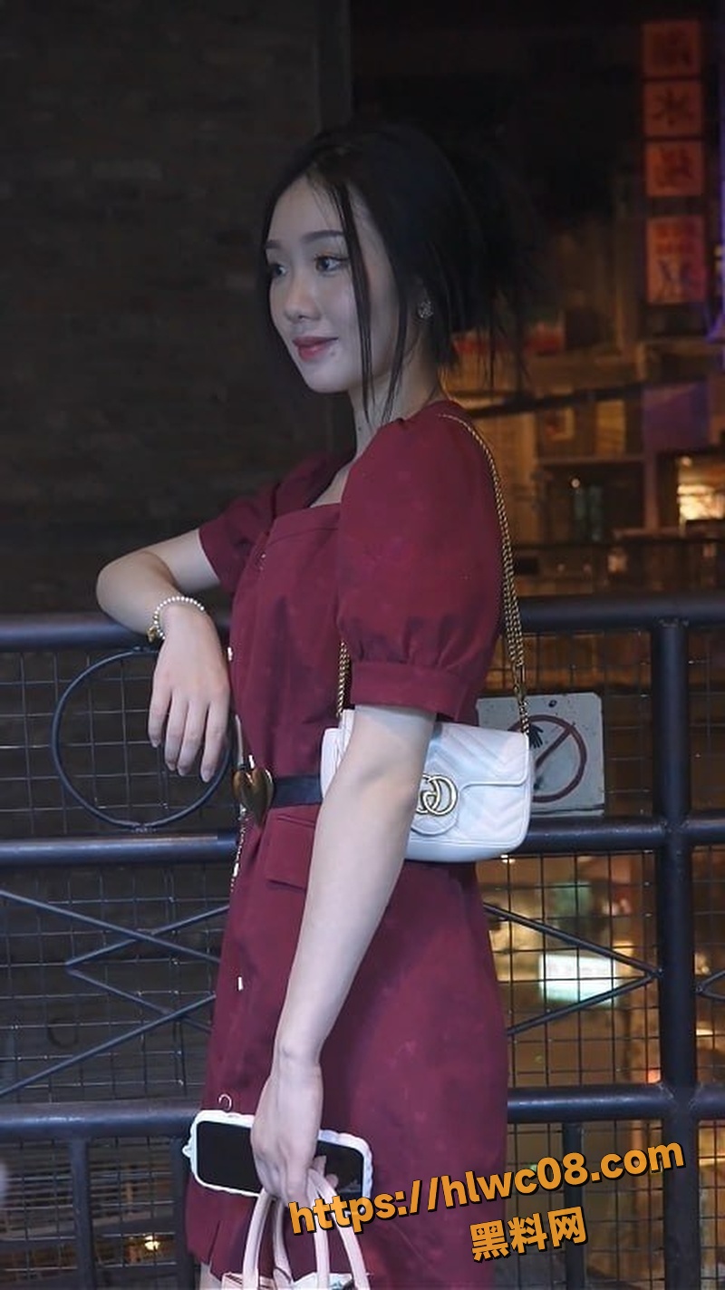 高颜值美女美腿私密走光1