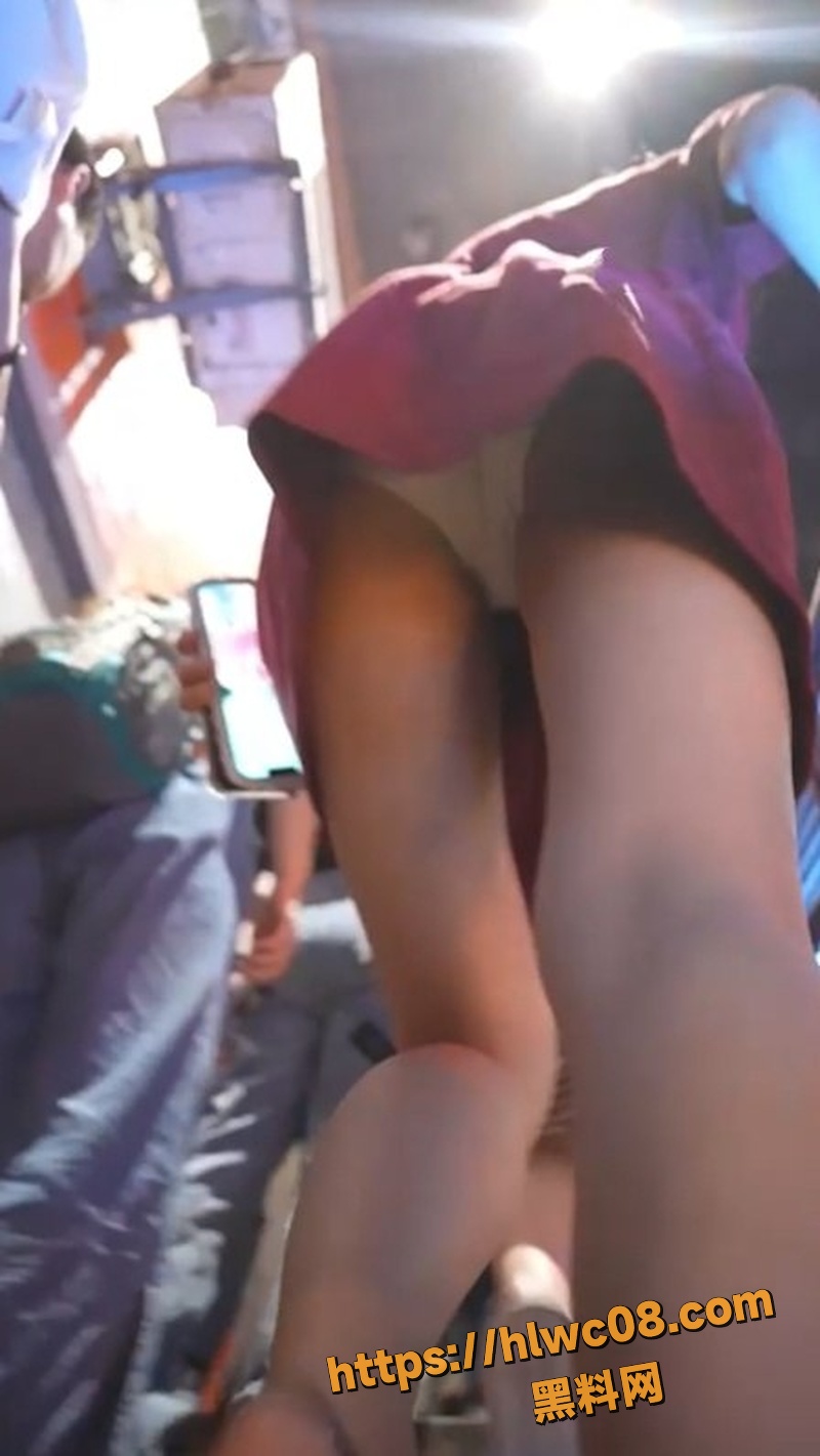 高颜值美女美腿私密走光4