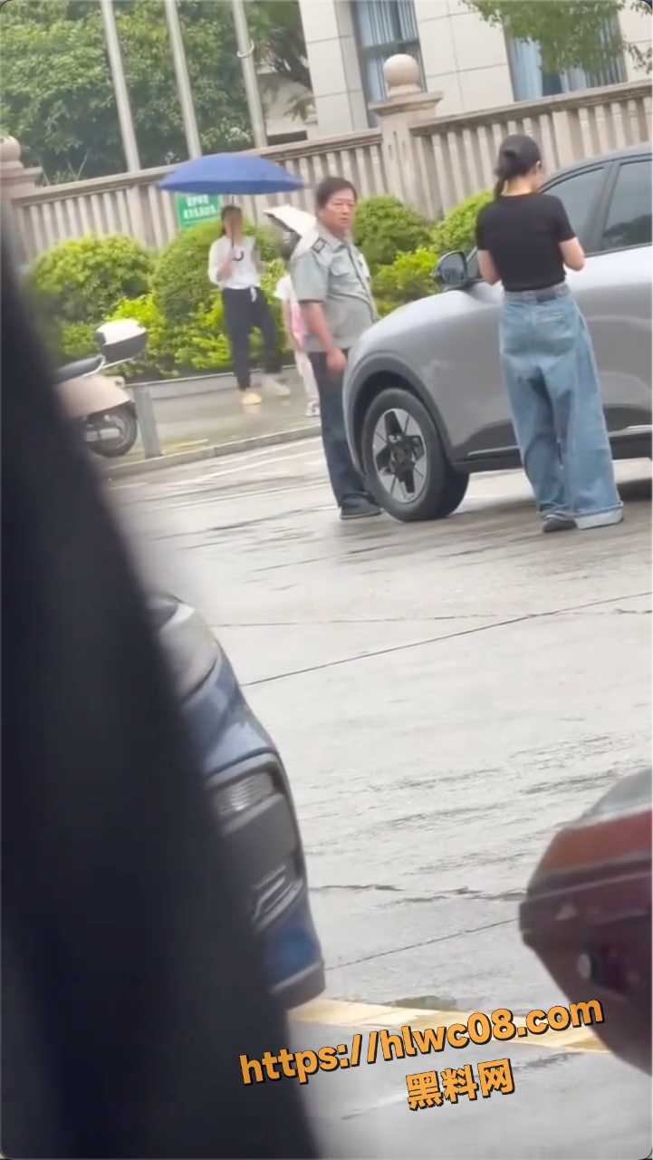 福建三明女司机脚踹保安事件2