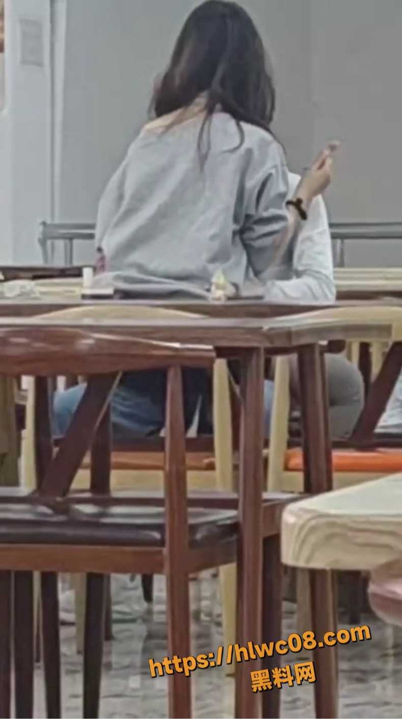 大学情侣食堂口交视频4