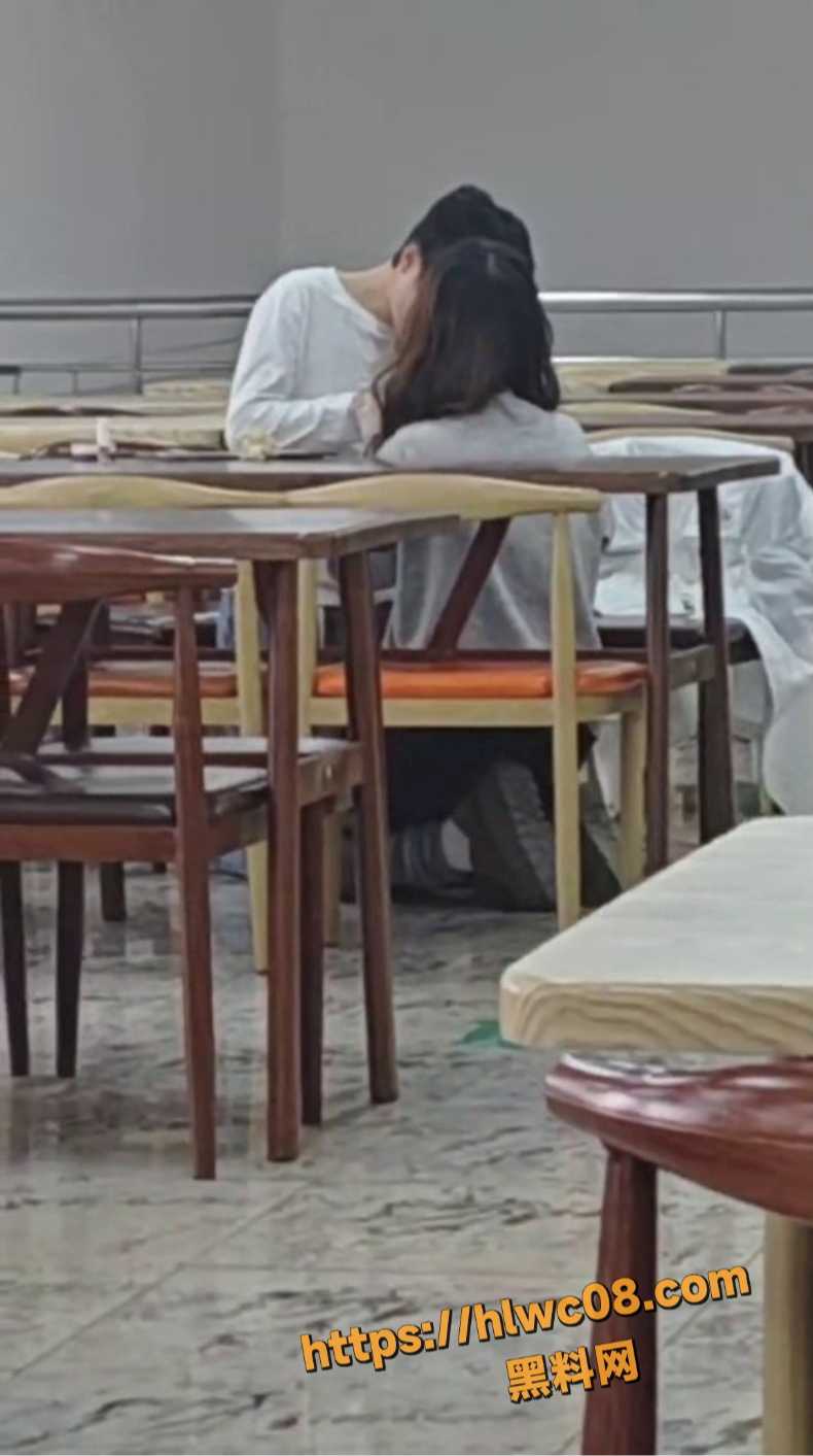 大学情侣食堂口交视频5
