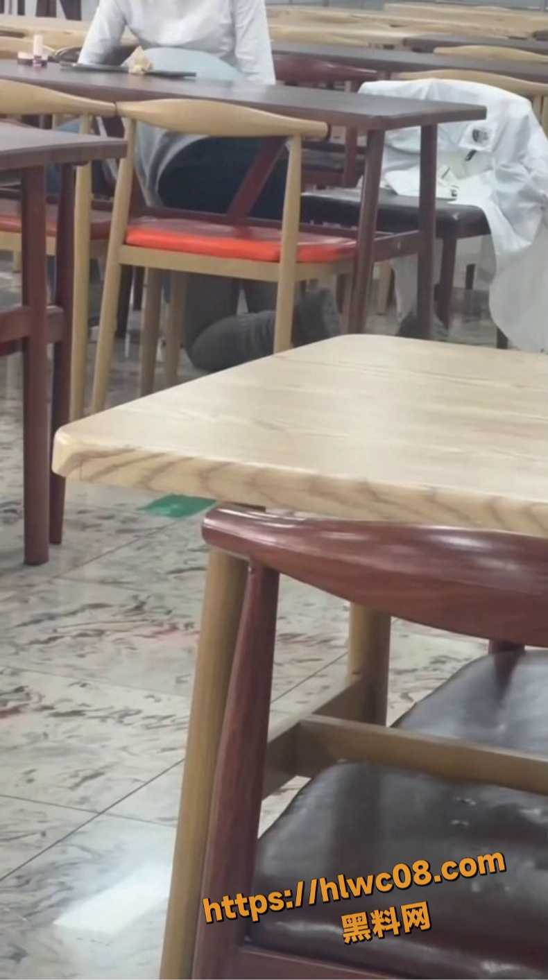 大学情侣食堂口交视频6