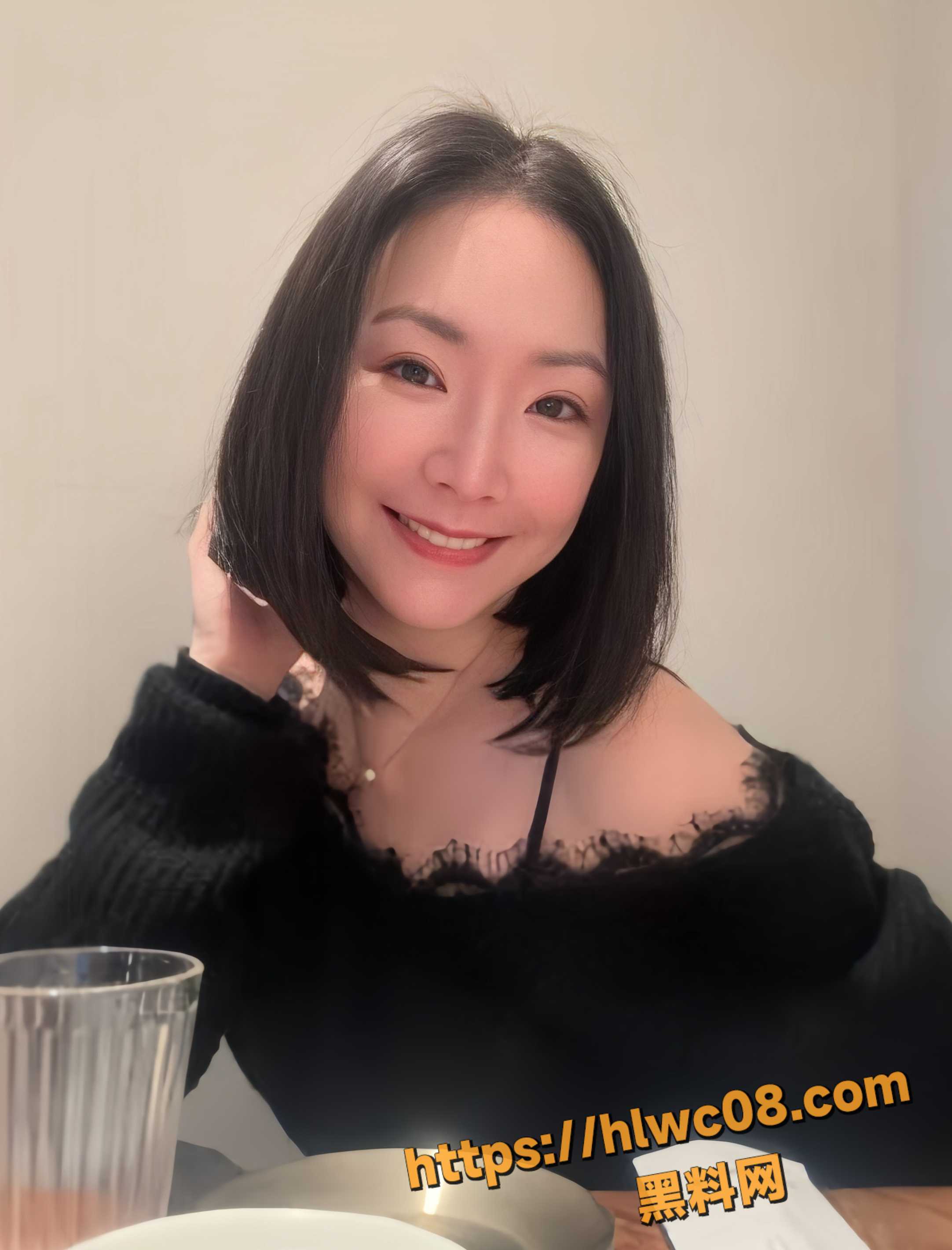 王俐人50岁当众露胸福利4