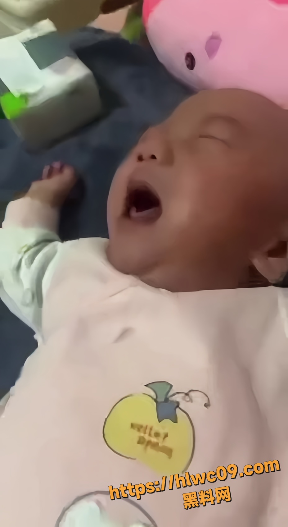 亲生母亲灌奶掌掴婴儿5
