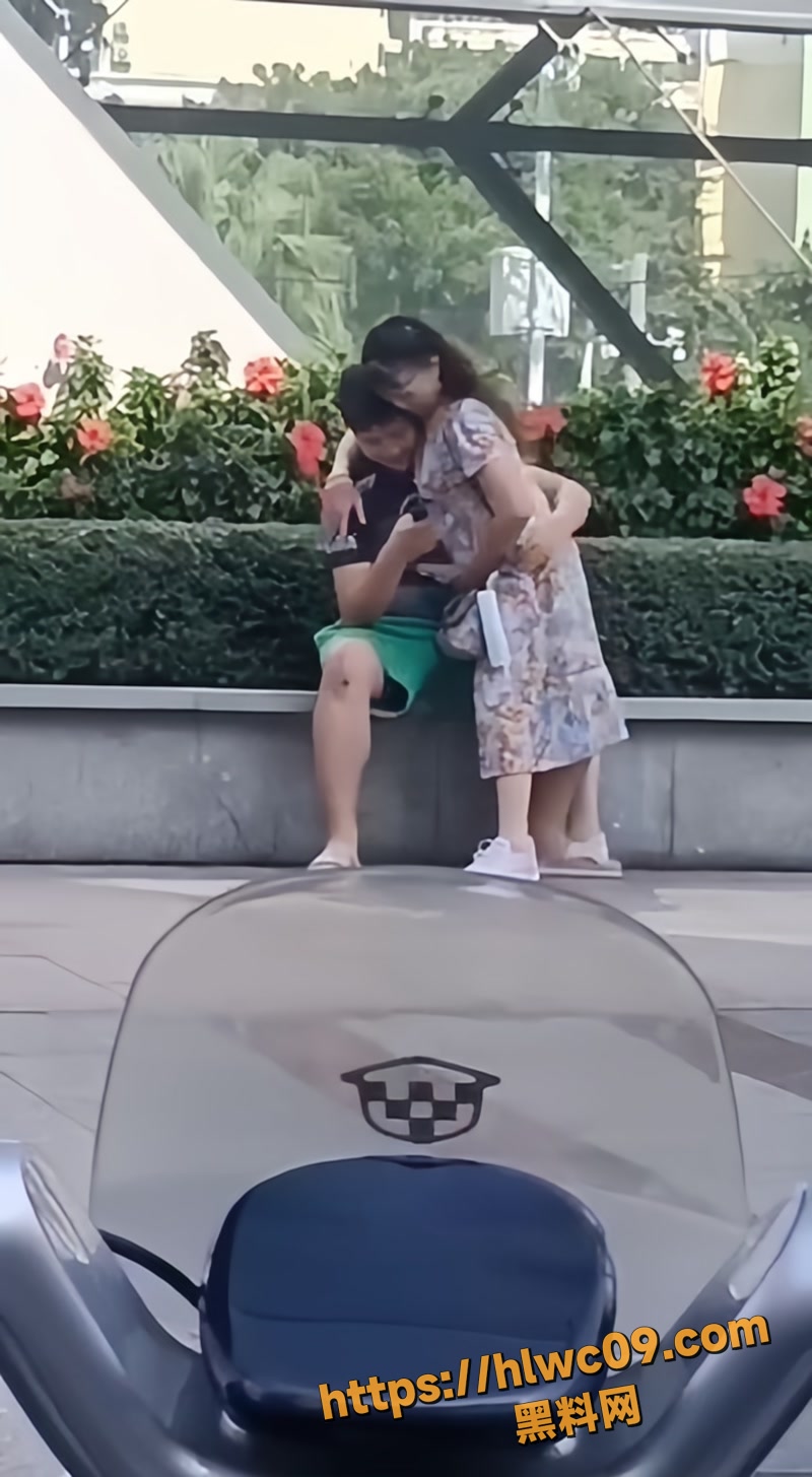 01大妈当街狂吻青少年wm