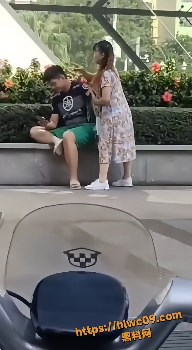 04大妈当街狂吻青少年wm