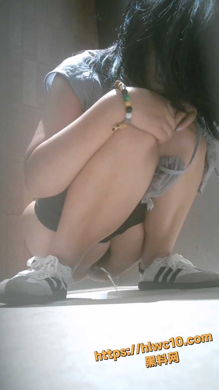 美女露脸放尿