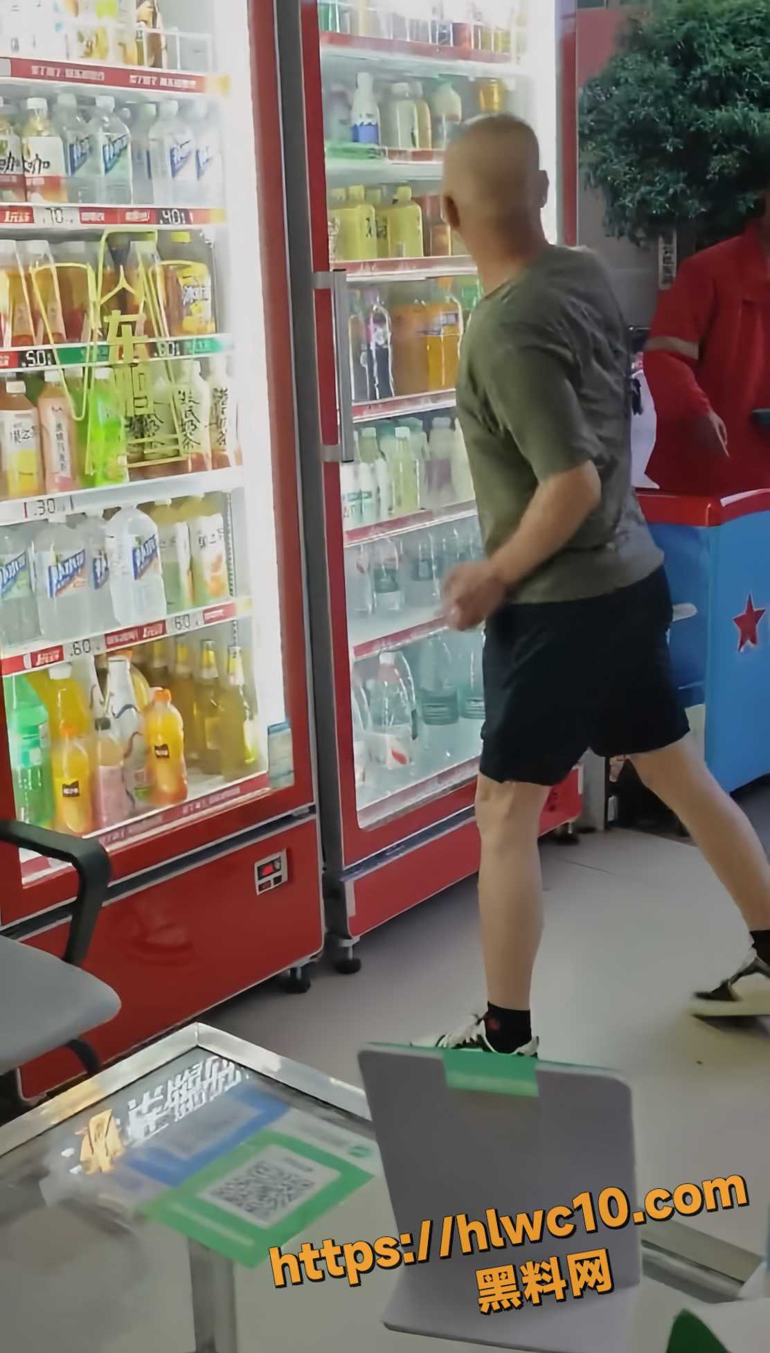 光头男砸店后遭反杀4