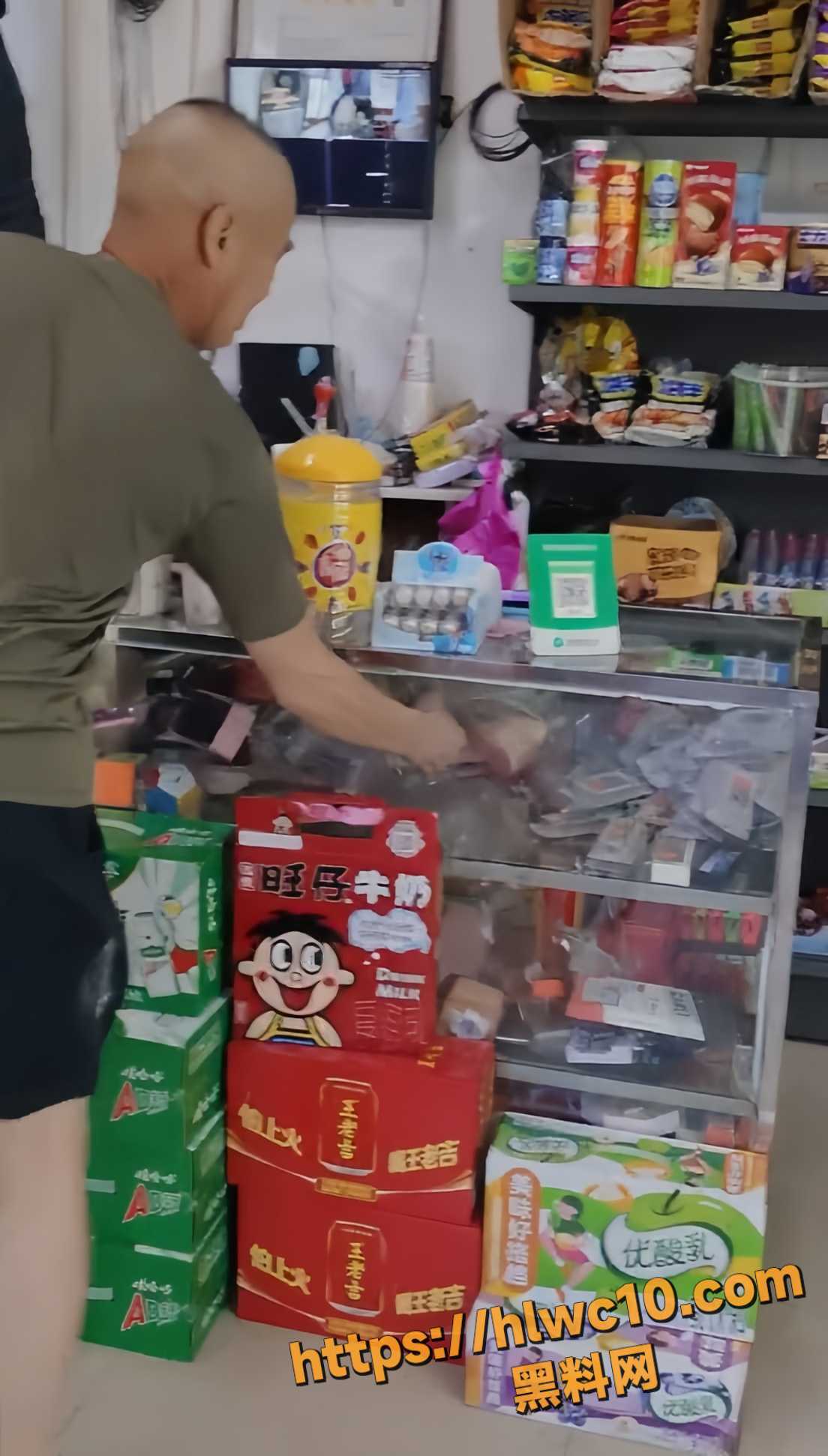 光头男砸店现场视频6