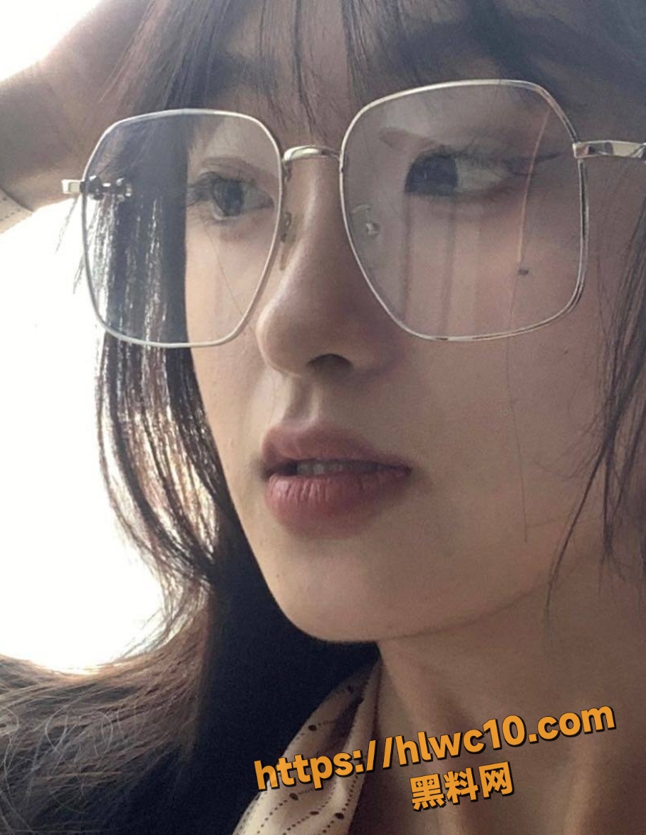 反差人妻3p现场画面2