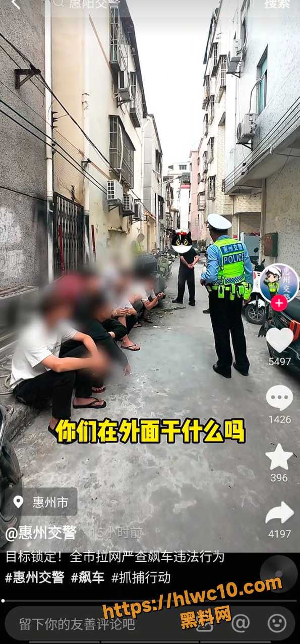 精神小伙手持砍刀尾随警车1