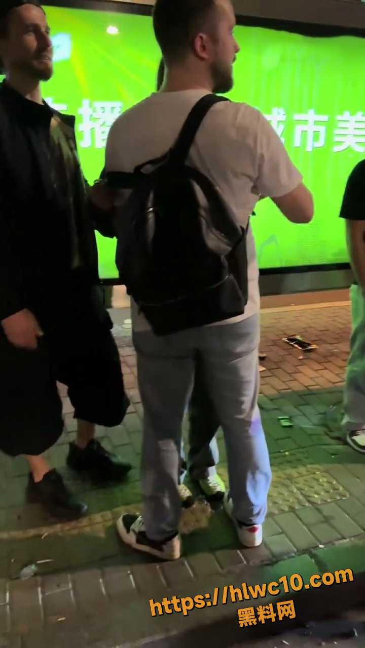 深夜街头一女两男亲密视频1
