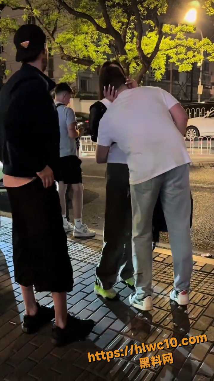 三里屯街头夜生活画面2