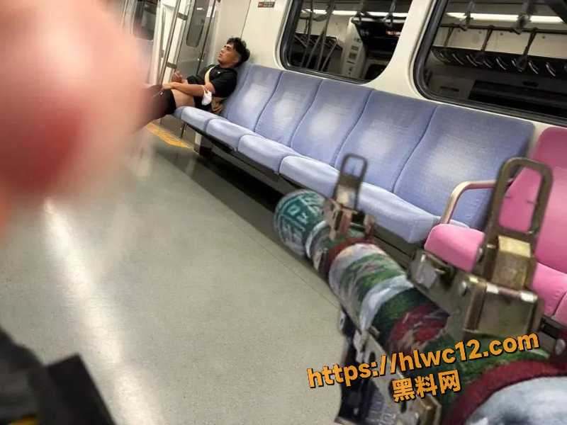 男子地铁当众打飞机视频1