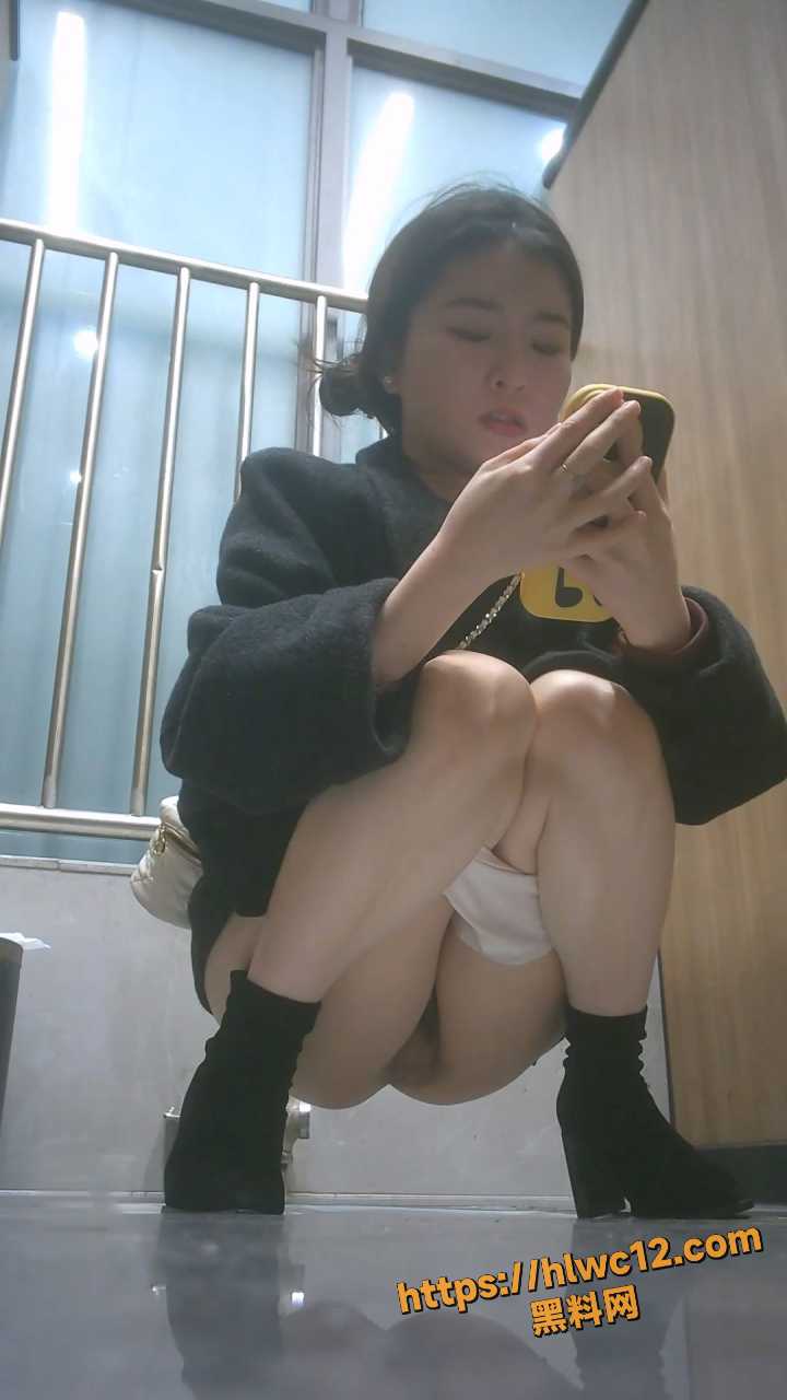 美女露脸放尿