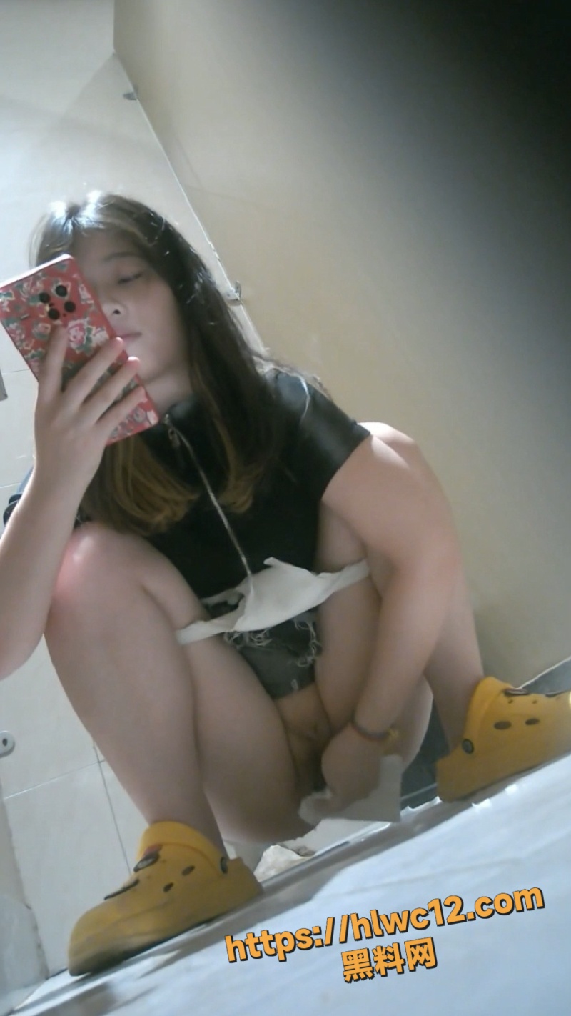 酒吧女厕全景偷拍6
