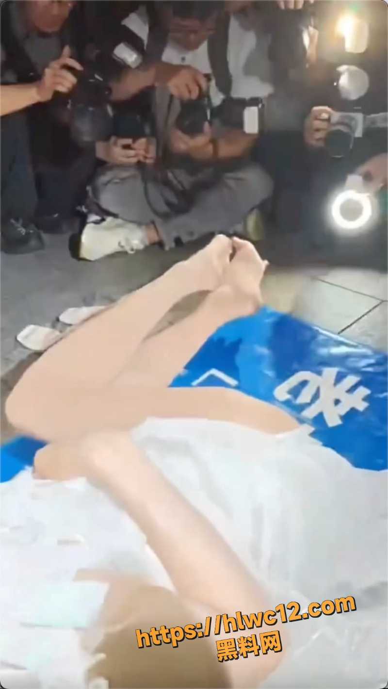 萤火虫漫展小姐姐被摸脚视频1