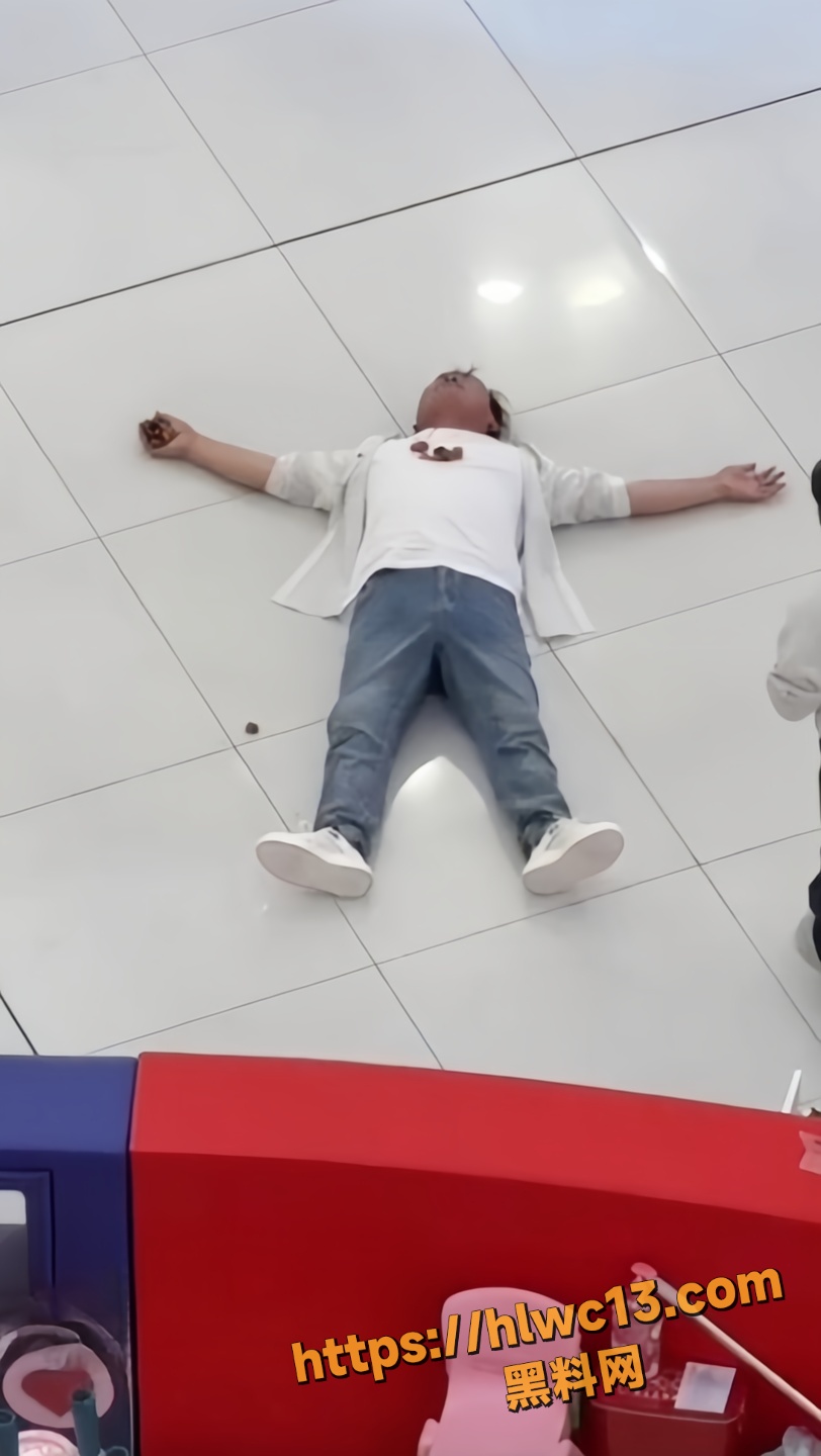 阳万达广场裸奔事件1