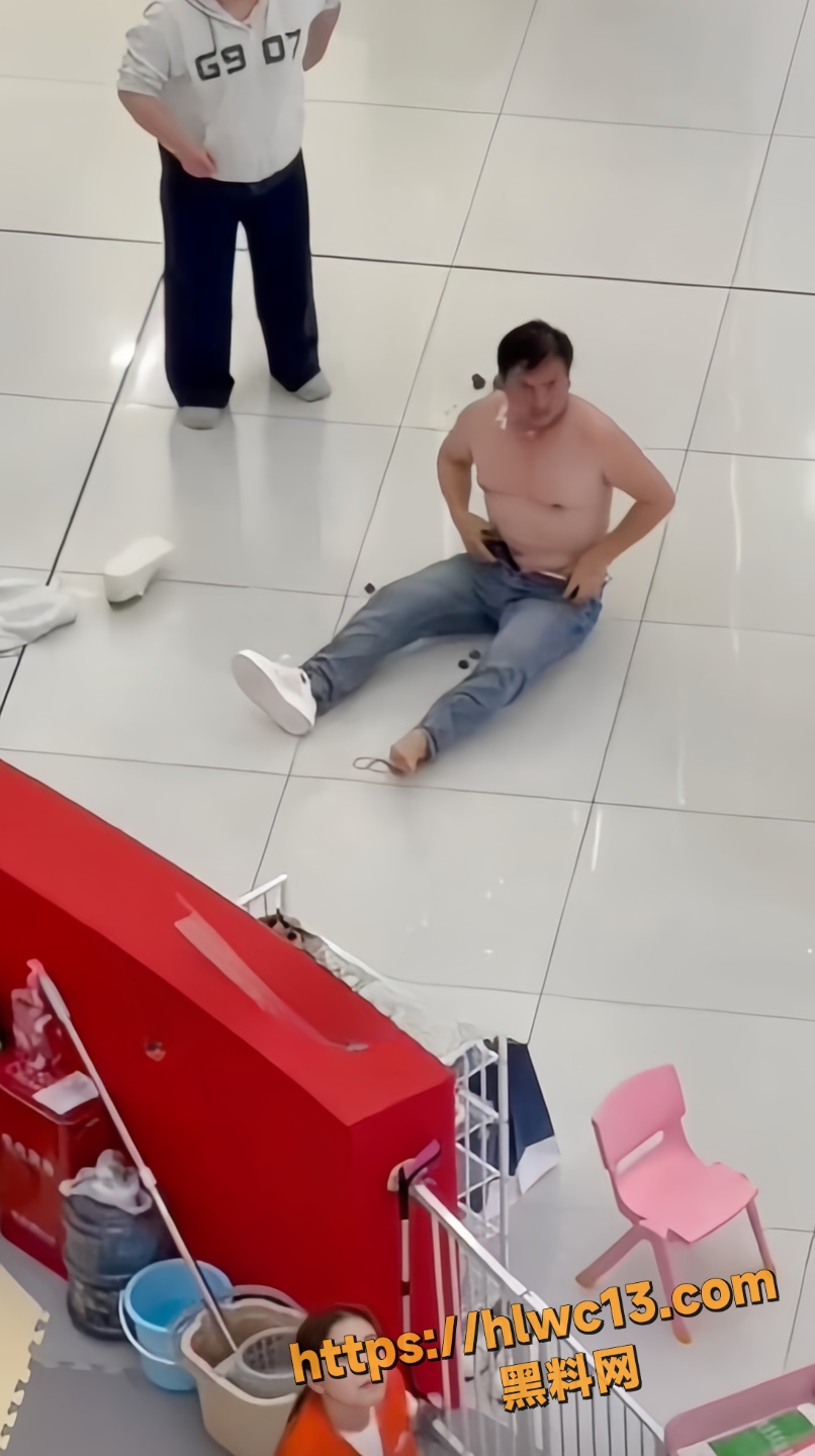 阳万达广场裸奔事件2