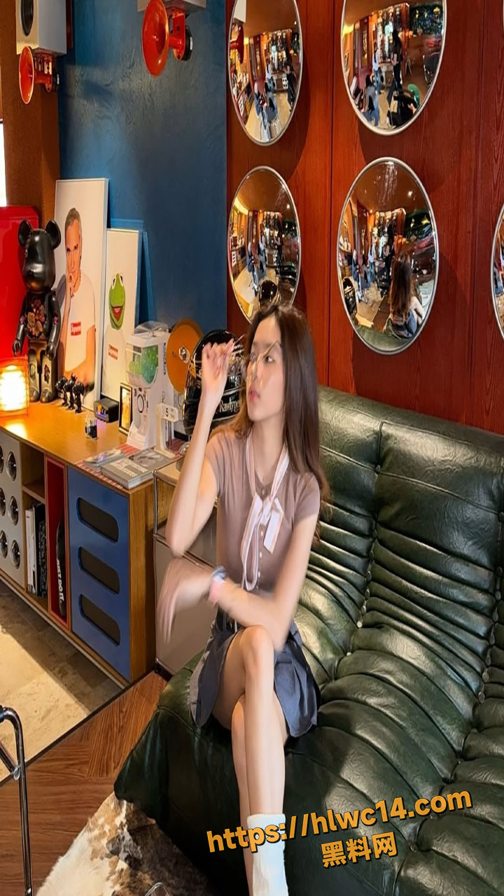 混血高颜值小网美Gabriella Yang 前男友自拍私密性爱视频泄露 床上跪舔深喉眼神迷离 被按在床上疯狂打桩图5