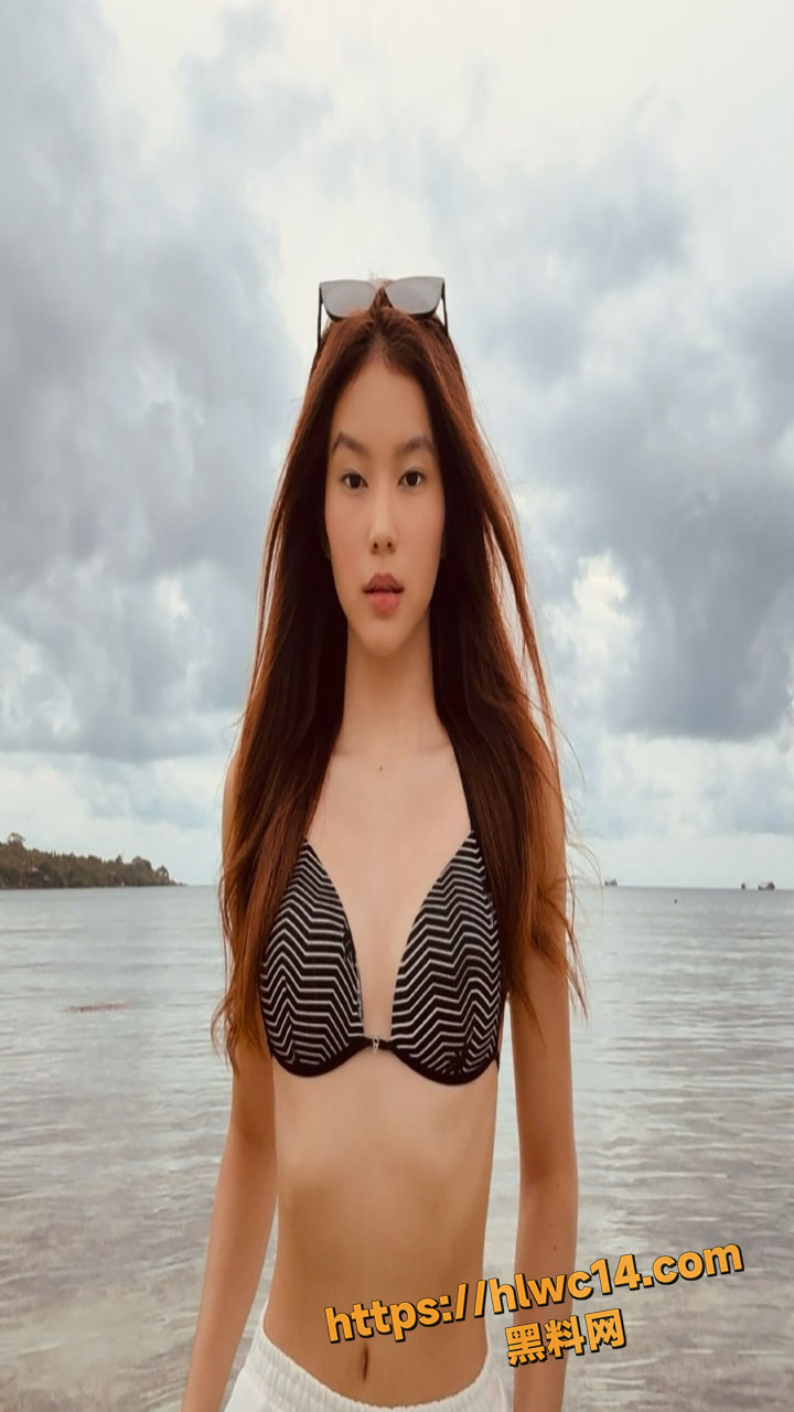 混血高颜值小网美Gabriella Yang 前男友自拍私密性爱视频泄露 床上跪舔深喉眼神迷离 被按在床上疯狂打桩图9
