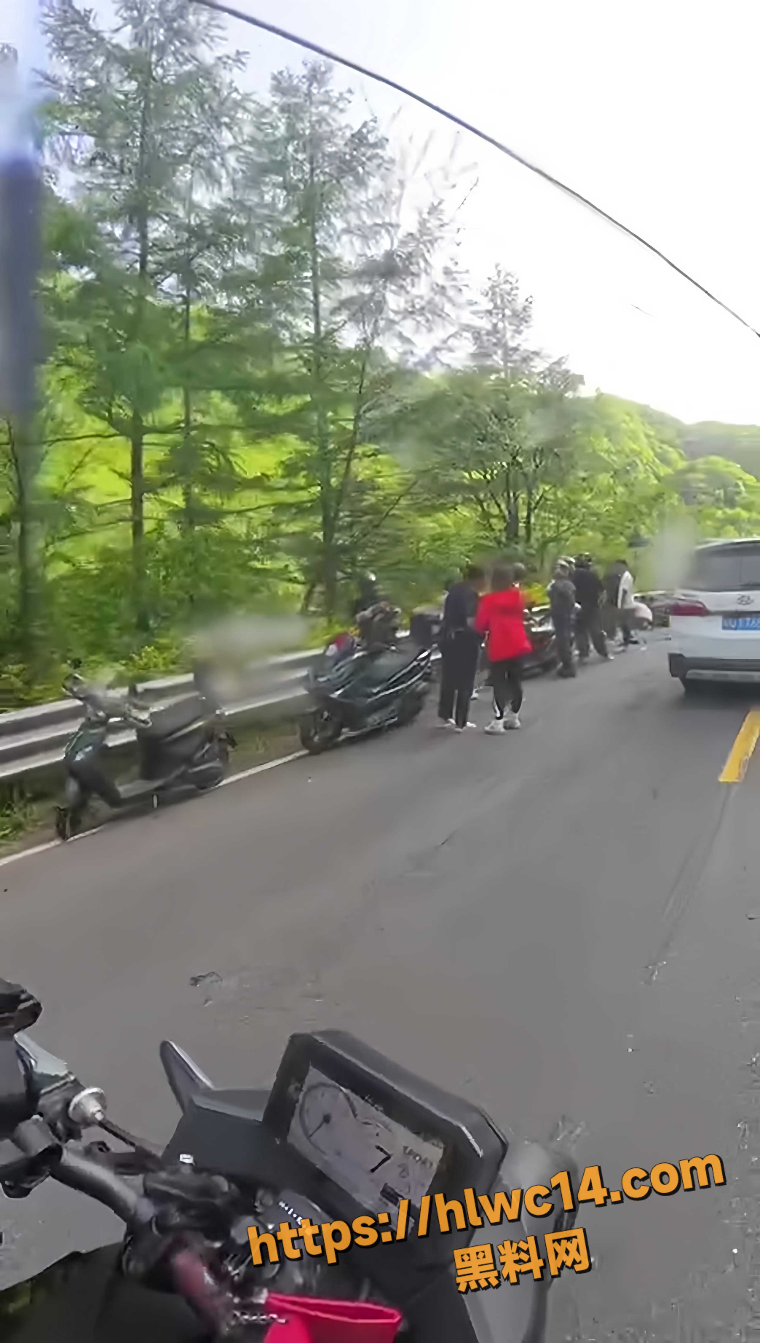 男子骑摩托逆行被撞飞3