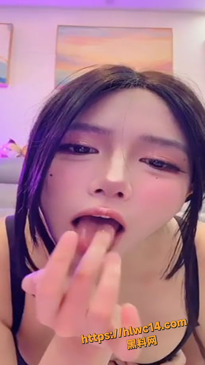 极品高颜值美女刘菲 在出租屋一对一裸聊 抠逼自慰诱惑拉满图2