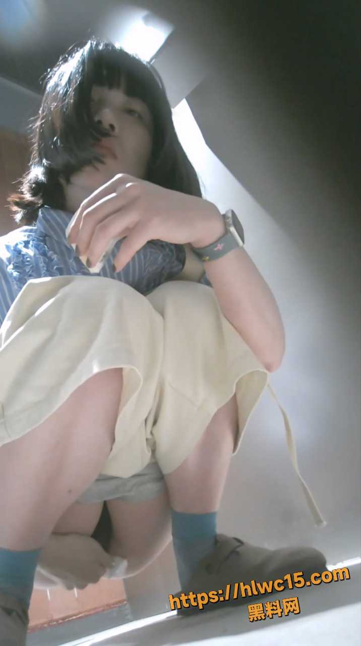 美女露脸放尿