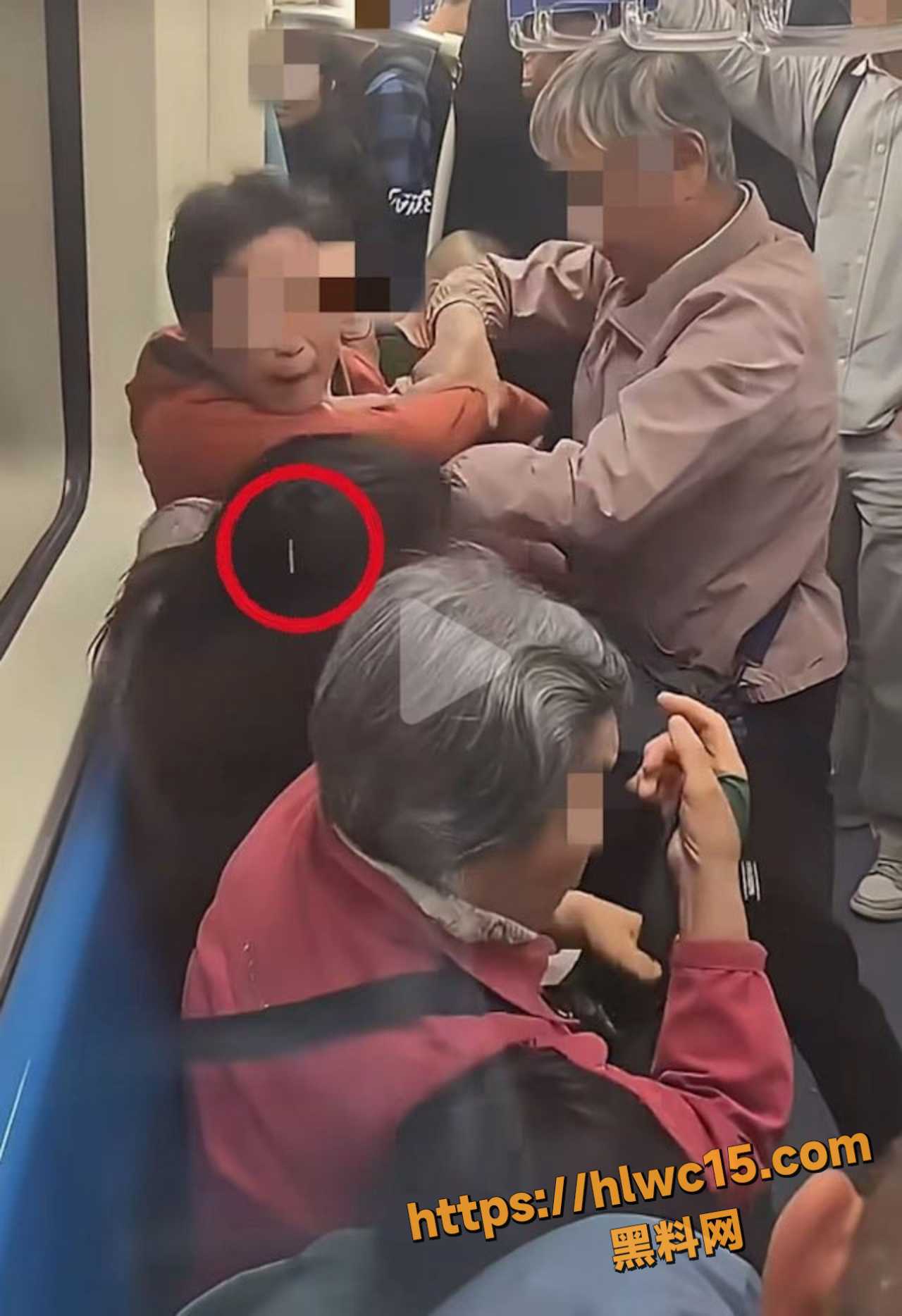 地铁车厢内两女子因抢座互扯头发
