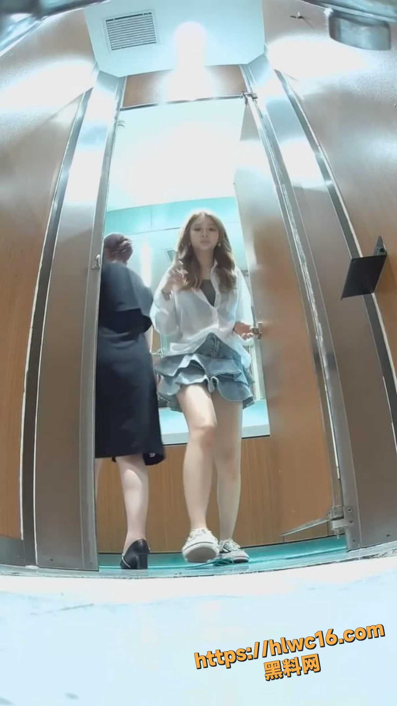 美女露脸放尿