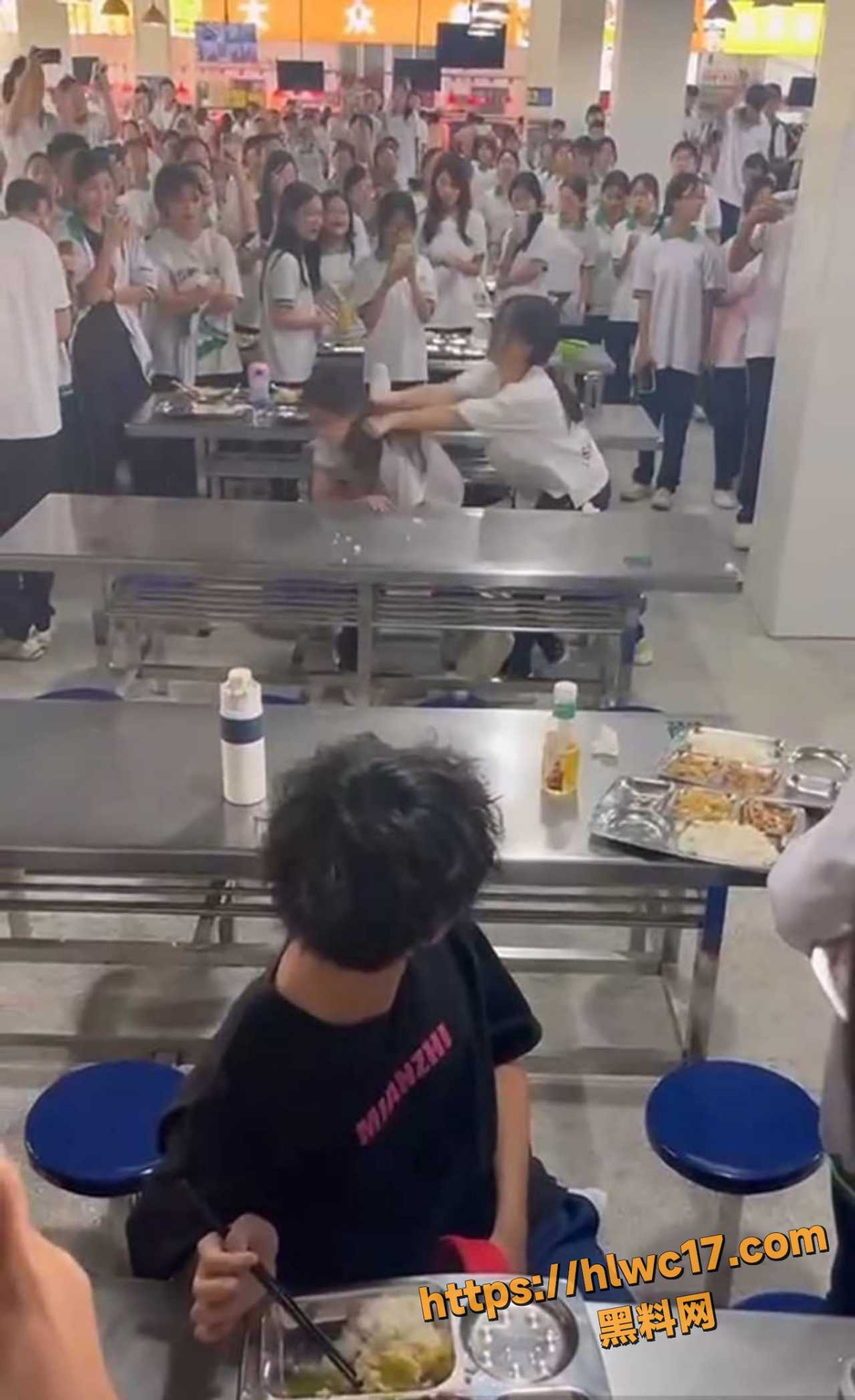 澄海职校食堂两名女生发生冲突