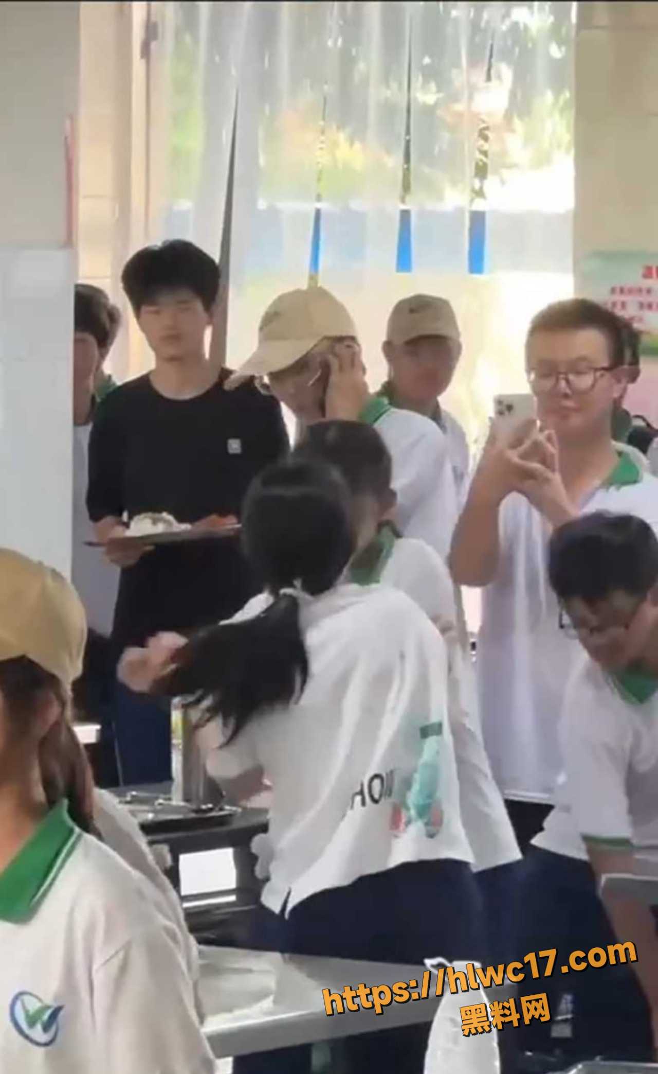 校园食堂打架视频引发热议