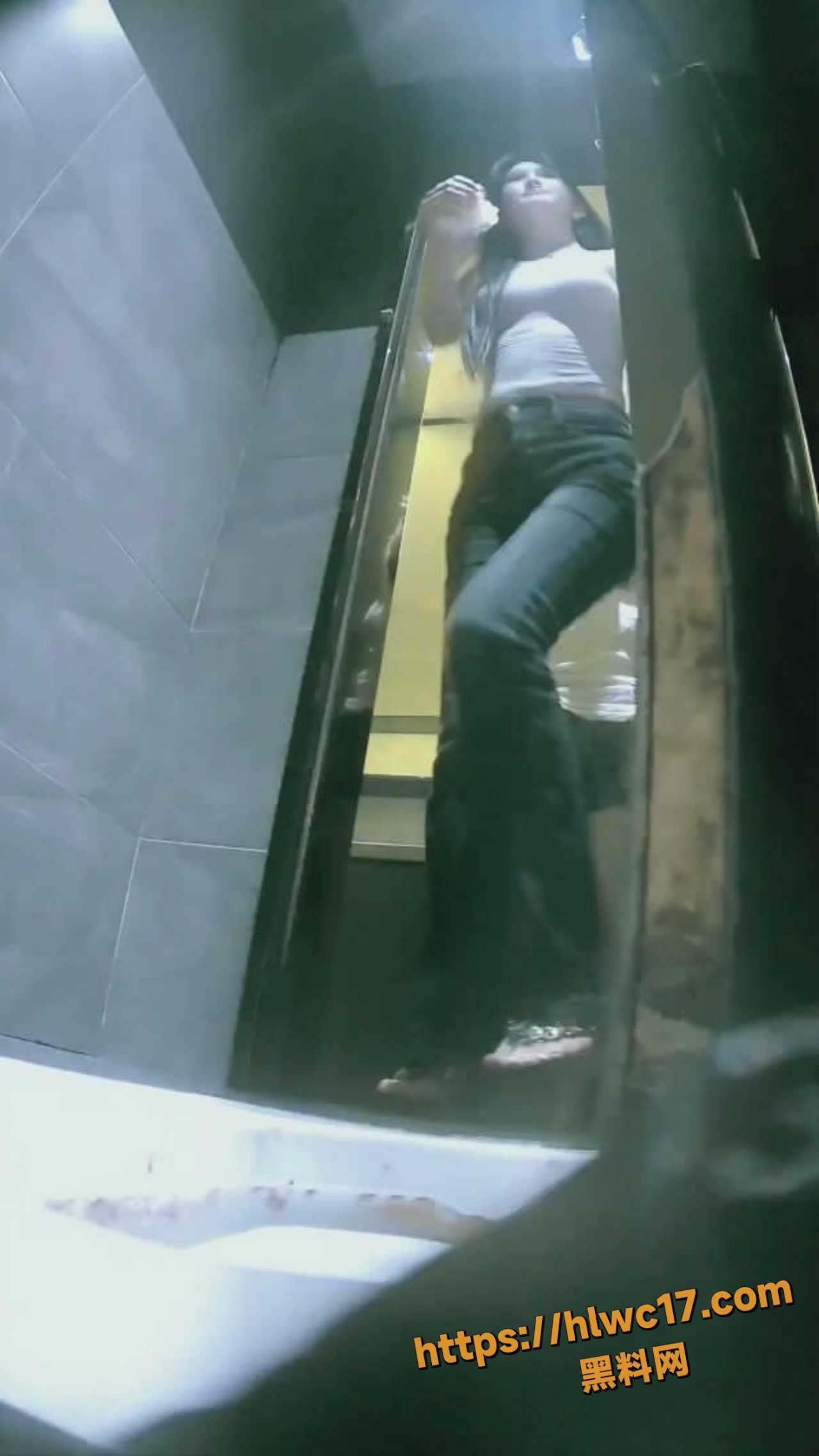 美女露脸放尿