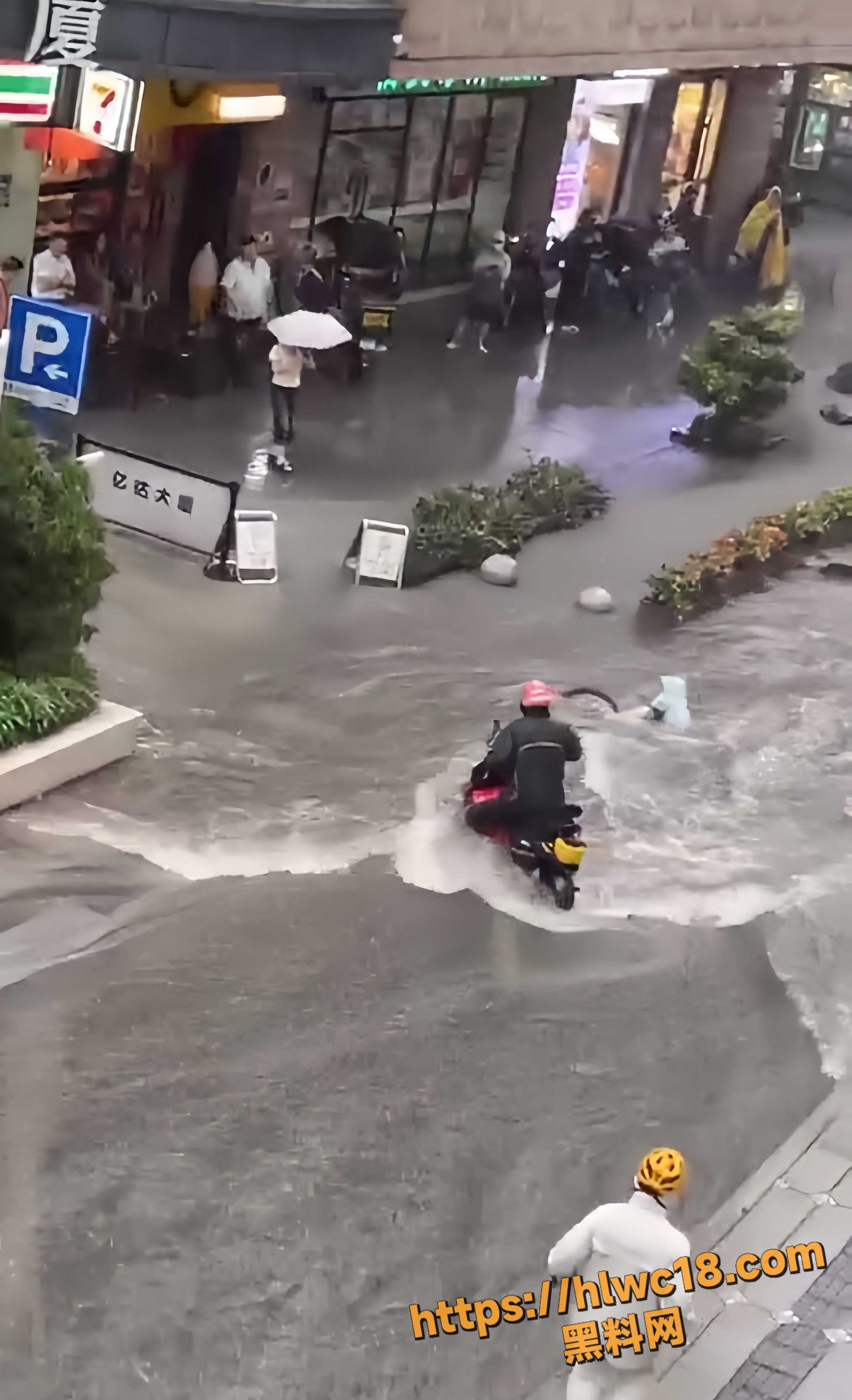 广州外卖小哥积水中救人视频1