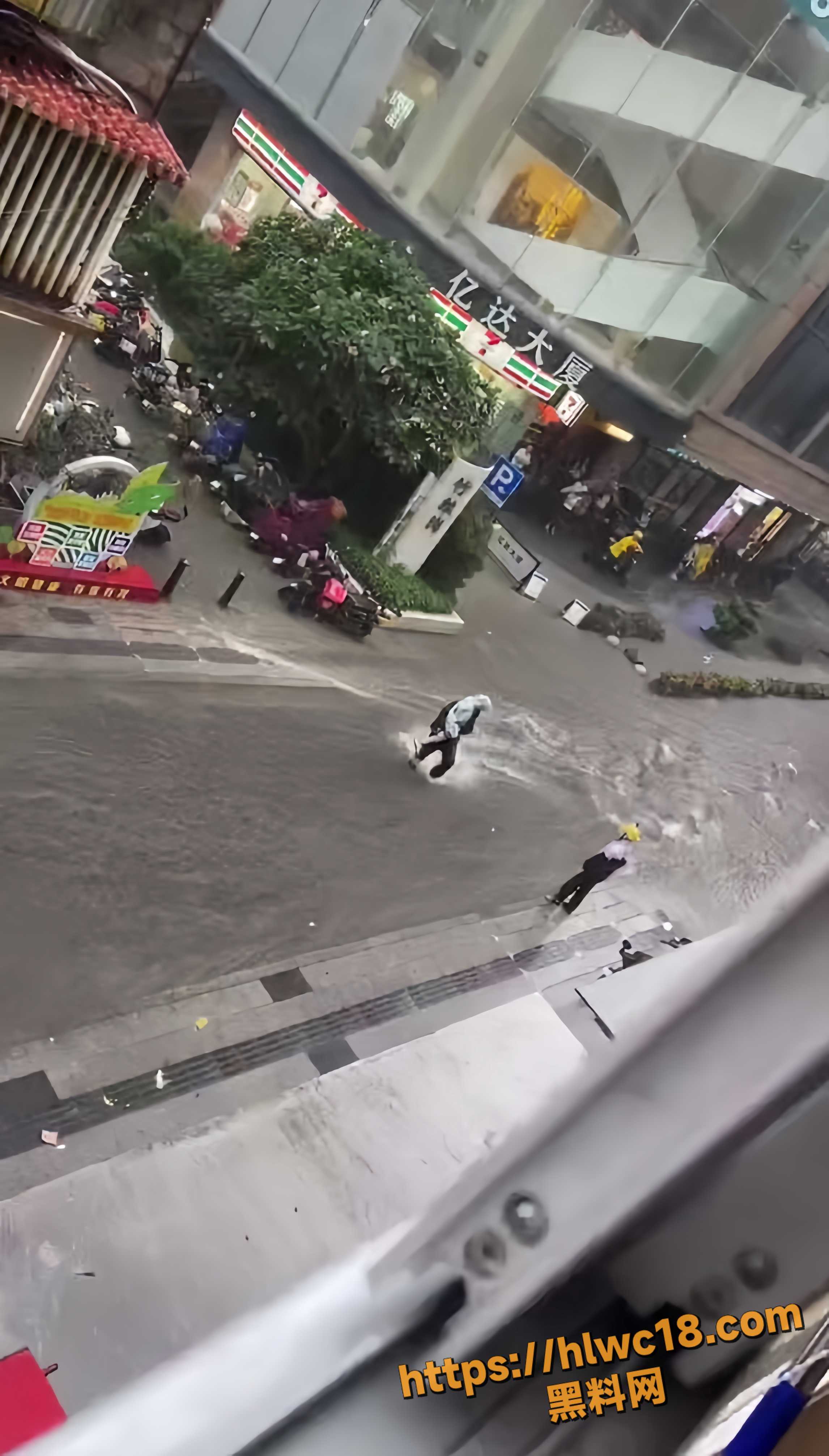 广州大雨水中救人3